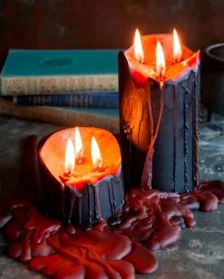 Schwarze Stumpenkerze Mit Vampir Blut 7,5cm -Halloween Totenköpfe Verkäufe blutende schwarze vampir stumpenkerze black vampire pillar candle with blood tears 50663 02